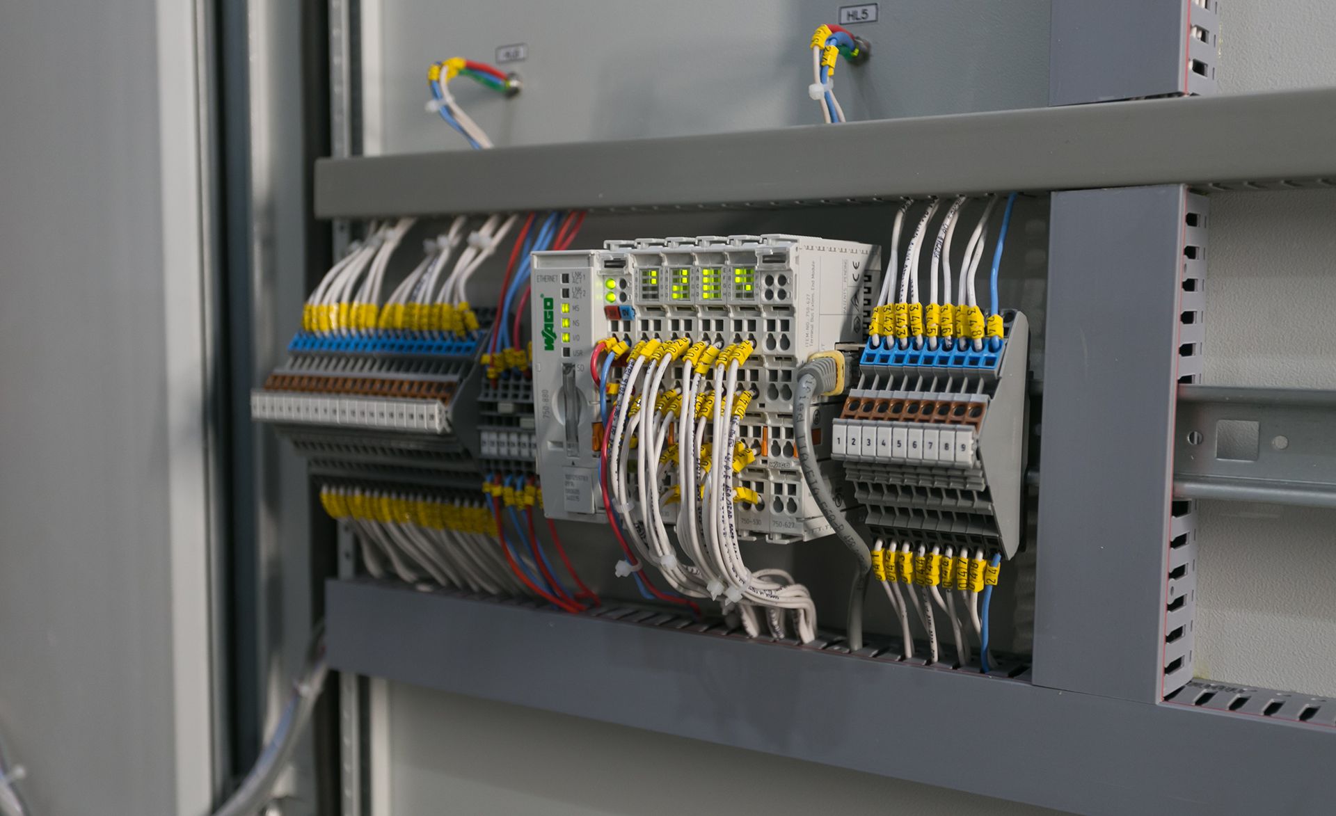 Электрощит с подключенным оборудованием 220В и 380В